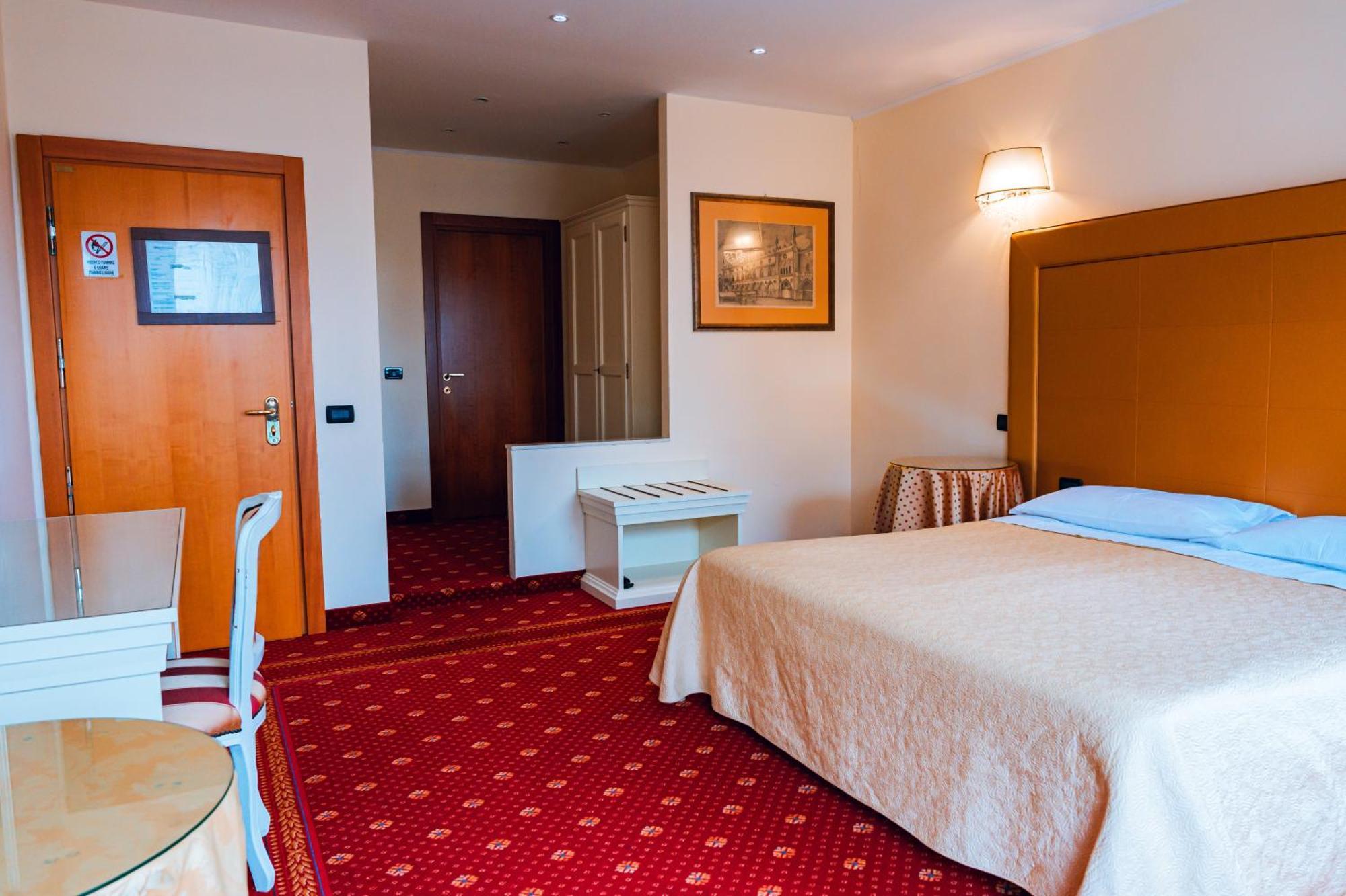 Hotel Torre Della Vittoria 1928 Феррара Екстер'єр фото